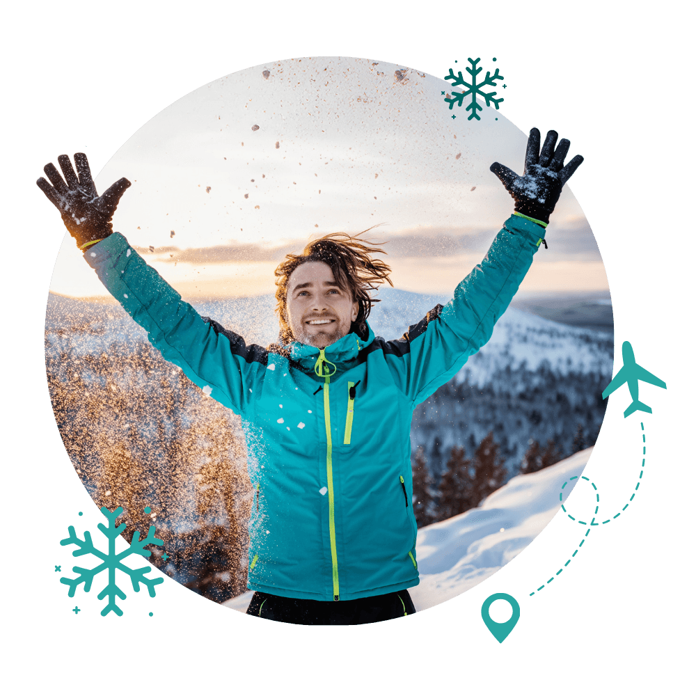 Ein Mann in einer winterlichen Waldlandschaft reißt seine Arme vor Freude in die Luft