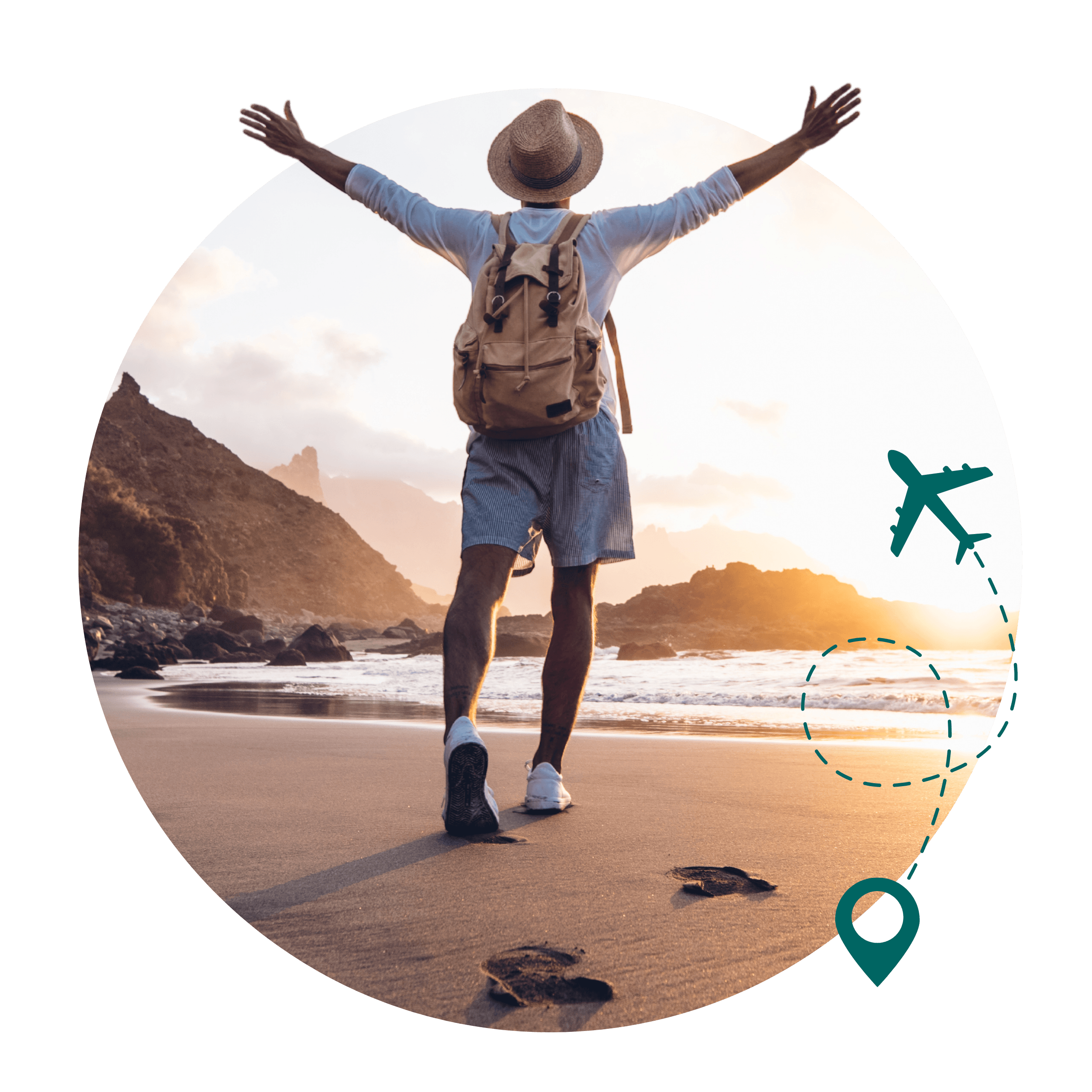 Reisender mit Rucksack und Strohhut breitet am Strand die Arme aus – Symbol für Freiheit, Abenteuerlust und Fernweh bei Sonnenuntergang.